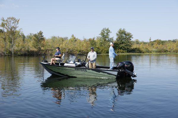 Adventurer 188 DC w/Contour Package Smoker Craft Fishing Boat