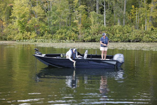 176 DC Pro w/Contour Package Smoker Craft Fishing Boat